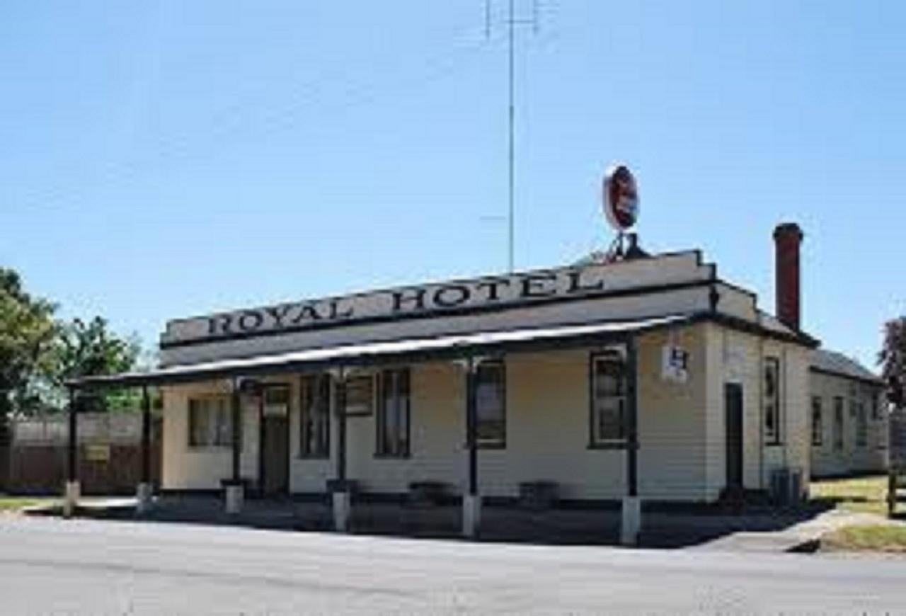 Royal Hotel Snake Valley Exterior photo
