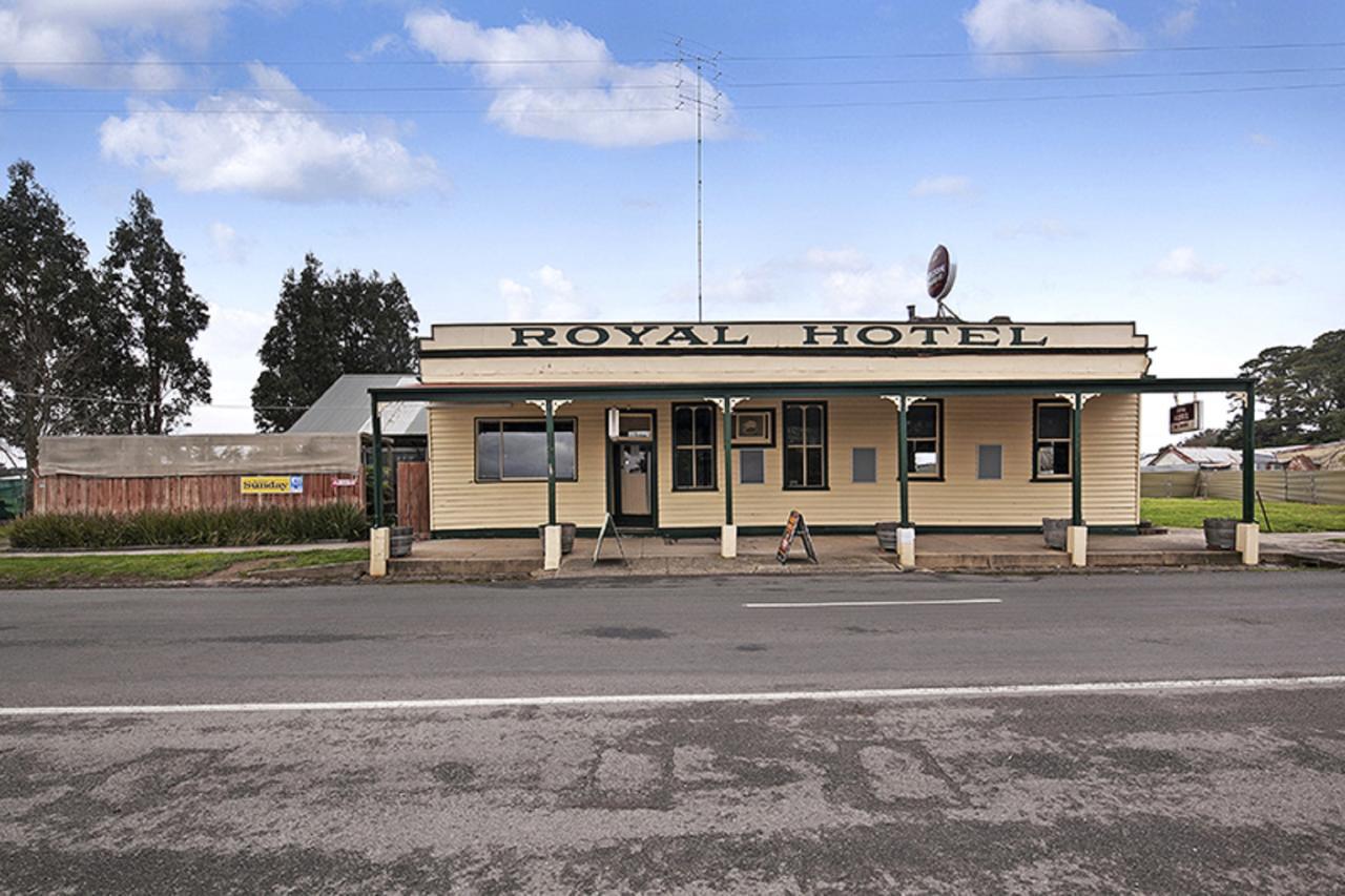 Royal Hotel Snake Valley Exterior photo
