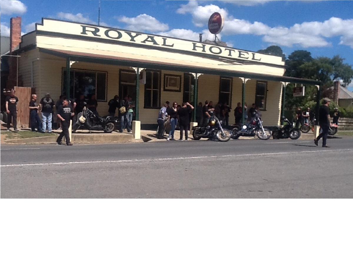 Royal Hotel Snake Valley Exterior photo